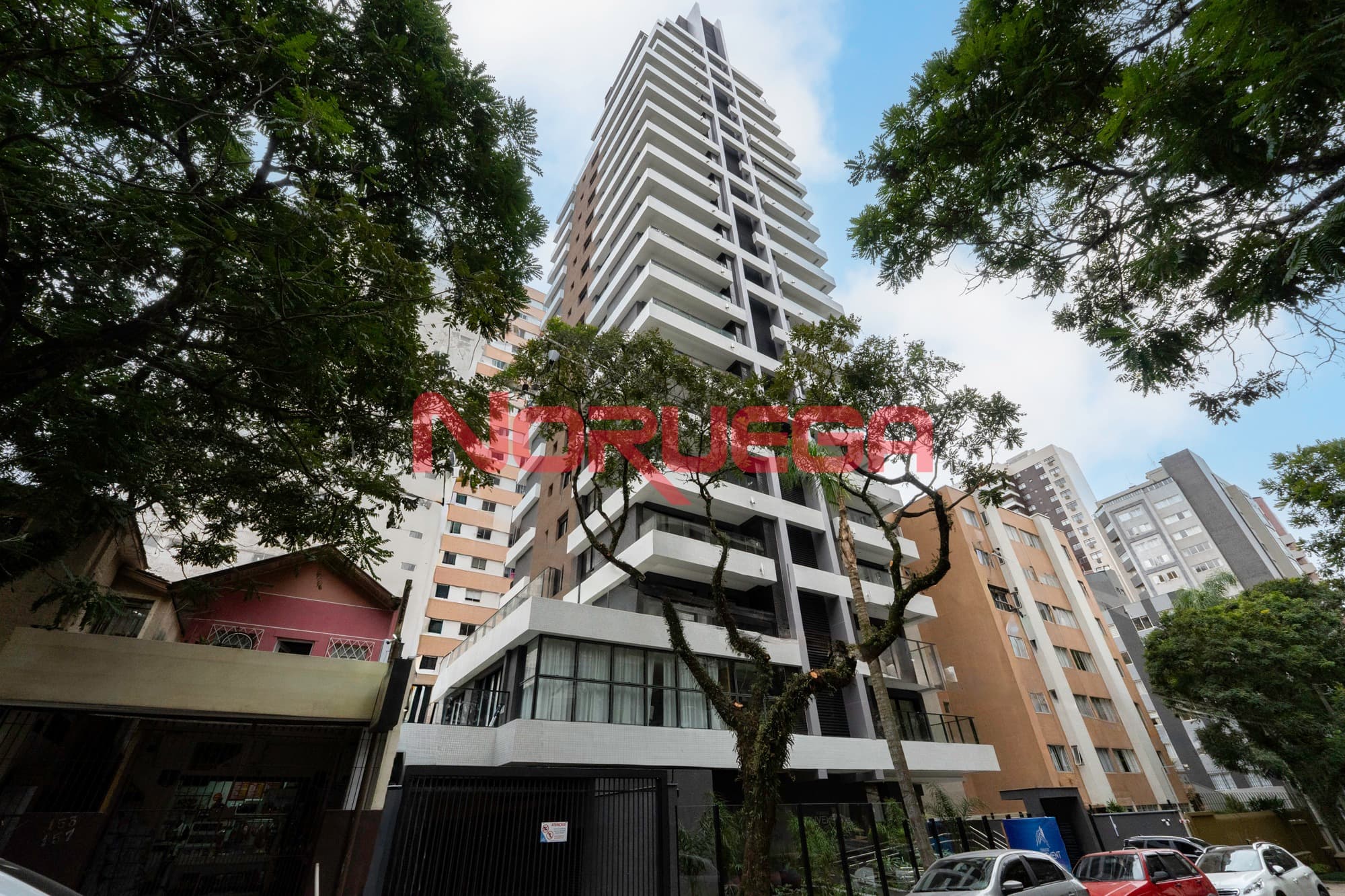 Imperdível apartamento para locação no Cabral, Curitiba-PR: 3 quartos, 1 suíte, 1 sala, 1 banheiro, 1 vaga de garagem, 99m².